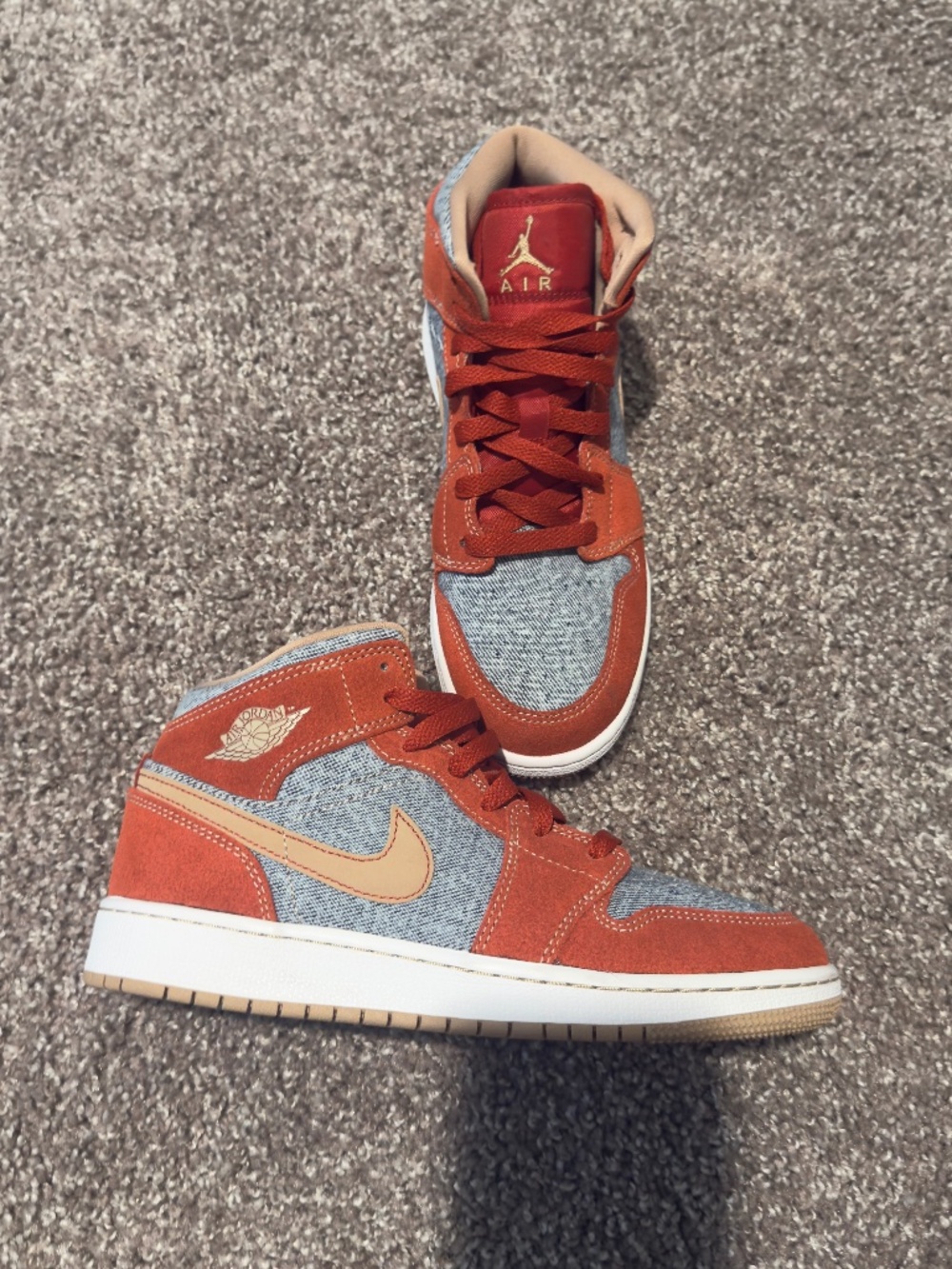 NIKE AIR JORDAN RETRO 1